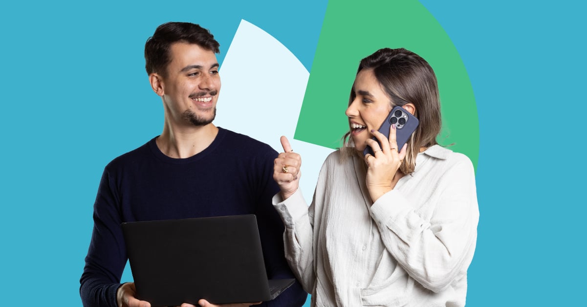 Duas pessoas em um fundo azul, uma está com o notebook em suas mãos e a outra está falando ao telefone.